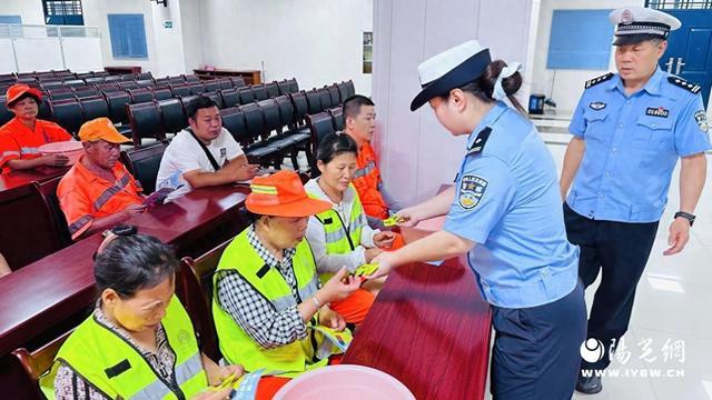 金年会金字招牌西安新城为环卫工奉上交通宁静 “定制锦囊”