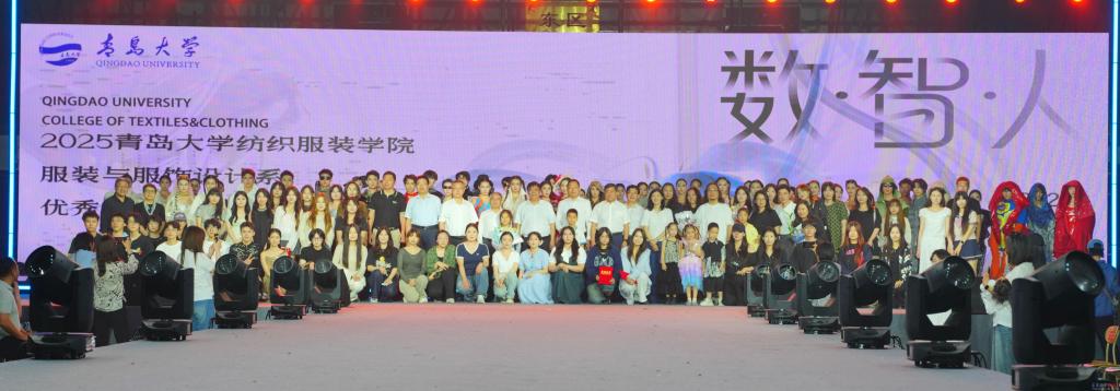 西装设计定制2025年纺织打扮学院打扮与衣饰设想系结业作品公布会举办