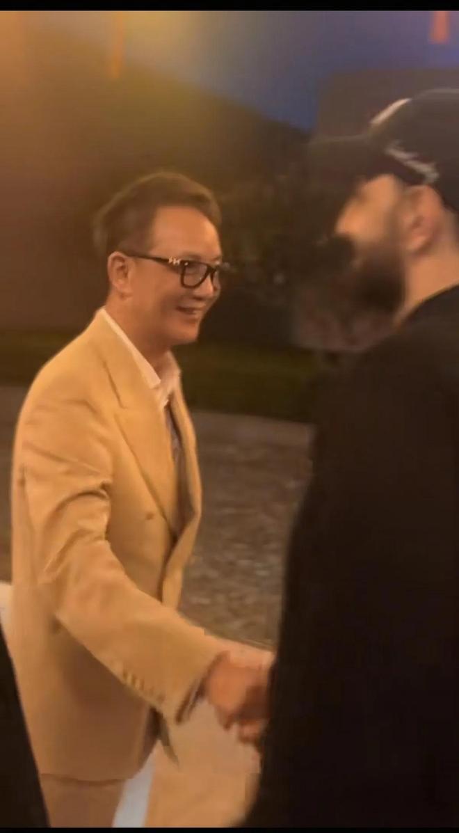 工作服定制周正毅叼雪茄接待迪拜王子坐公家飞机飞越南与中东企业家谈项目